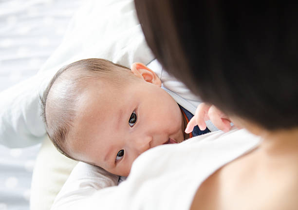 a amamentar - baby lying down sleeping asian ethnicity imagens e fotografias de stock