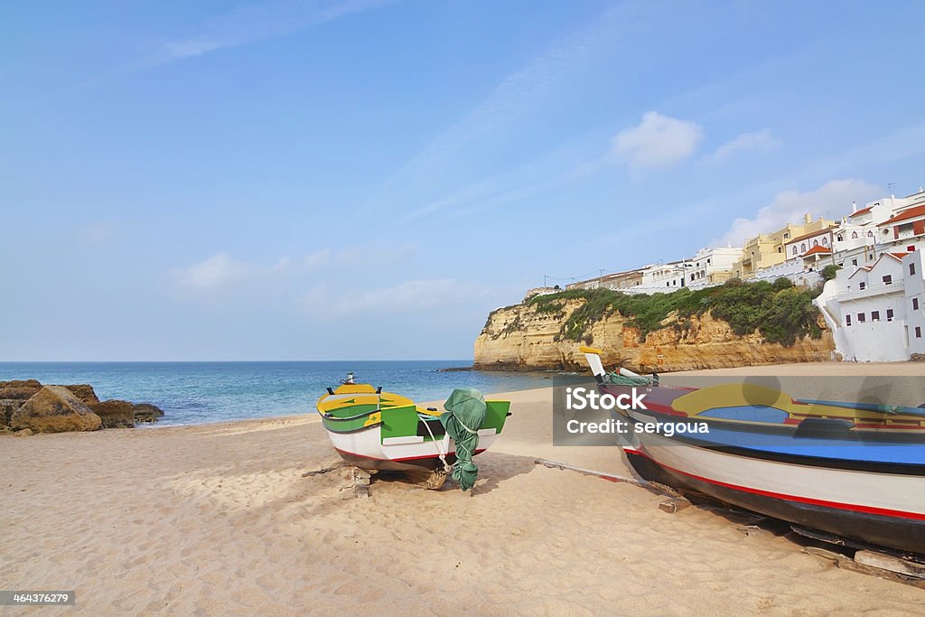 Пляж в деревне Carvoeiro с рыболовных судов. - Стоковые фото Алгарви роялти-фри