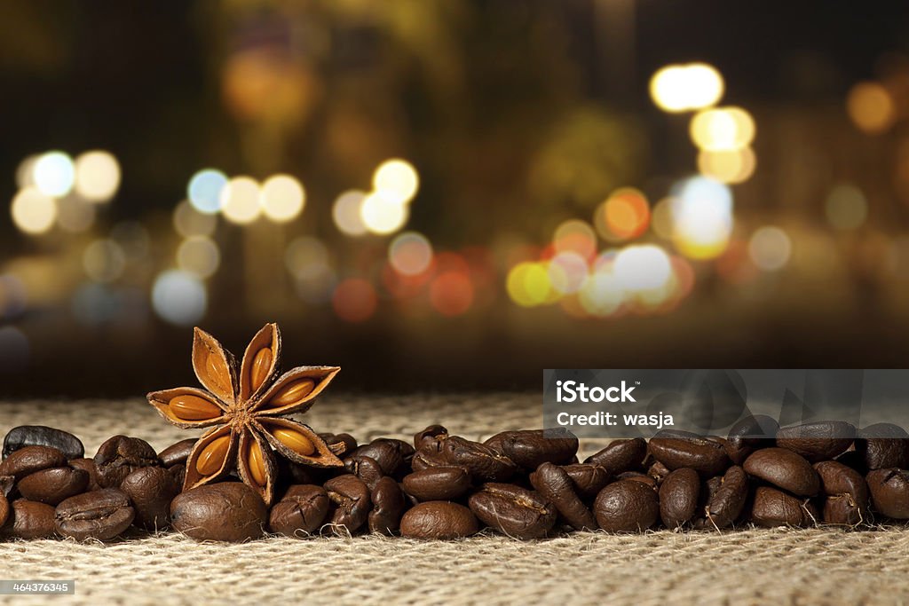 Café e estrelas de anis em sackcloth na noite - Royalty-free Agricultura Foto de stock