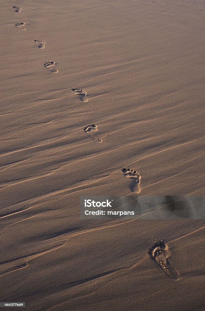 Camminare sulla sabbia al tramonto - Foto stock royalty-free di Ambientazione esterna