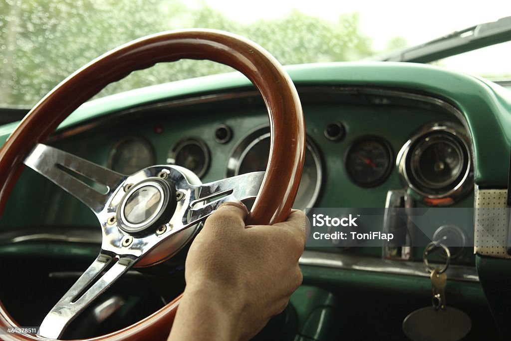 Вождение на старый автомобиль - Стоковые фото Автомобиль роялти-фри