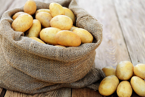 pomme de terre - raw potato organic rustic bag photos et images de collection