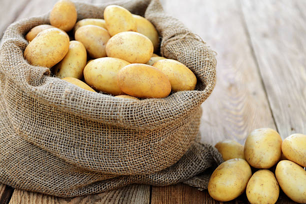 сырой картофель - raw potato root vegetable vegetable sack стоковые фото и изображения