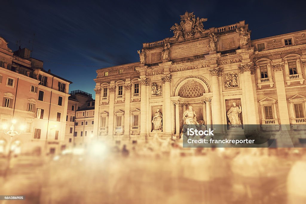Fuente de Trevi de Roma con Turista - Foto de stock de Arquitectura libre de derechos