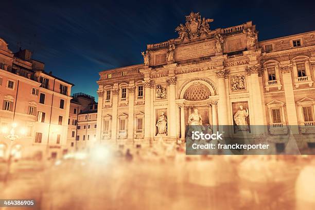 Fuente De Trevi De Roma Con Turista Foto de stock y más banco de imágenes de Arquitectura - Arquitectura, Barroco, Ciudad