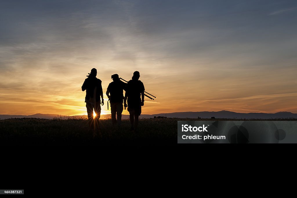 Camminare in direzione di tramonto - Foto stock royalty-free di Sagoma - Controluce