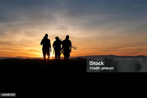 Foto de Caminhando Em Direção Ao Pôrdosol e mais fotos de stock de Silhueta - Silhueta, Três Pessoas, Andar