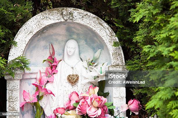 Pine Bewaldeten Friedhof Jungfrau Maria Mit Rosa Lilien Stockfoto und mehr Bilder von Blume