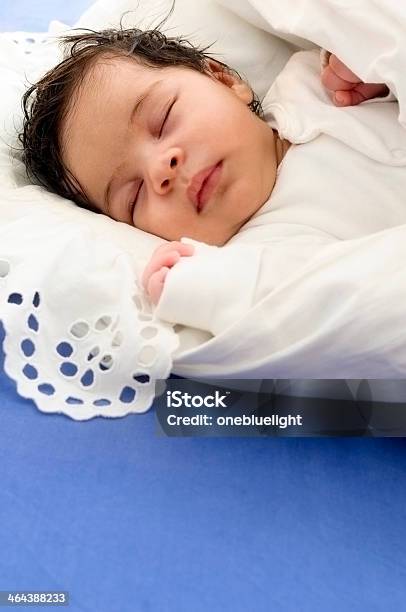 Foto de Menina De Bebê Recémnascido Dormir e mais fotos de stock de 0-1 Mês - 0-1 Mês, 0-11 meses, Azul