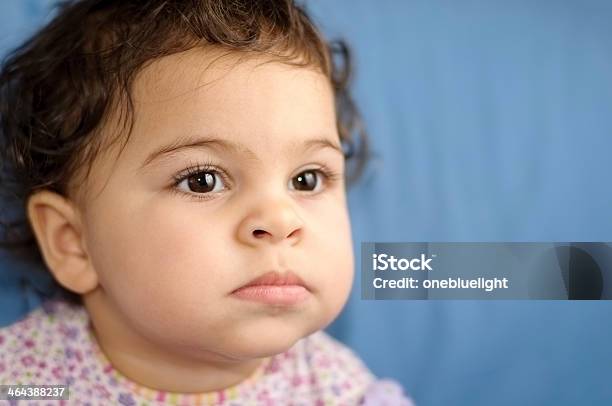 Photo libre de droit de Stoïque De 12 Mois Bébé Fille Portrait De La Vieille banque d'images et plus d'images libres de droit de 12-17 mois