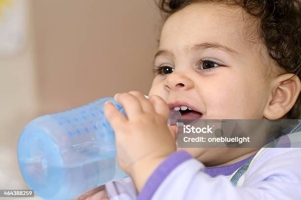 Sorrir De Um Ano De Idade Bebê Menina Beber O Seu Frasco - Fotografias de stock e mais imagens de Beber