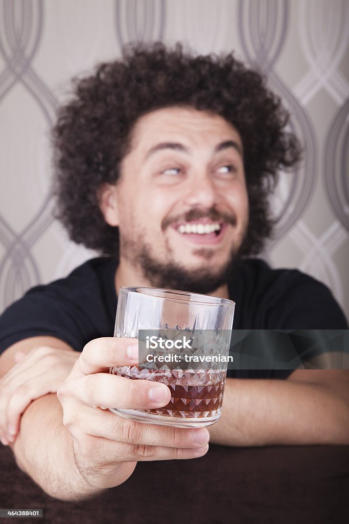 Hombre bebiendo un whisky - Foto de stock de 20 a 29 años libre de derechos