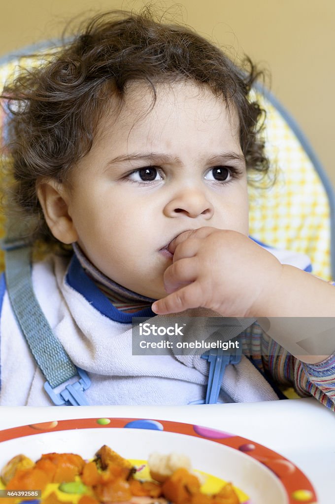 Niña bebé comer en su propio, con los dedos. - Foto de stock de 18-23 meses libre de derechos