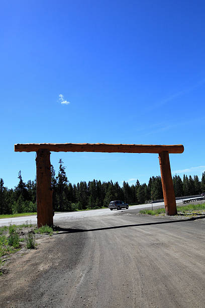 hölzerne ranch gates highway 20 idaho sommer, blauer himmel - island park idaho stock-fotos und bilder