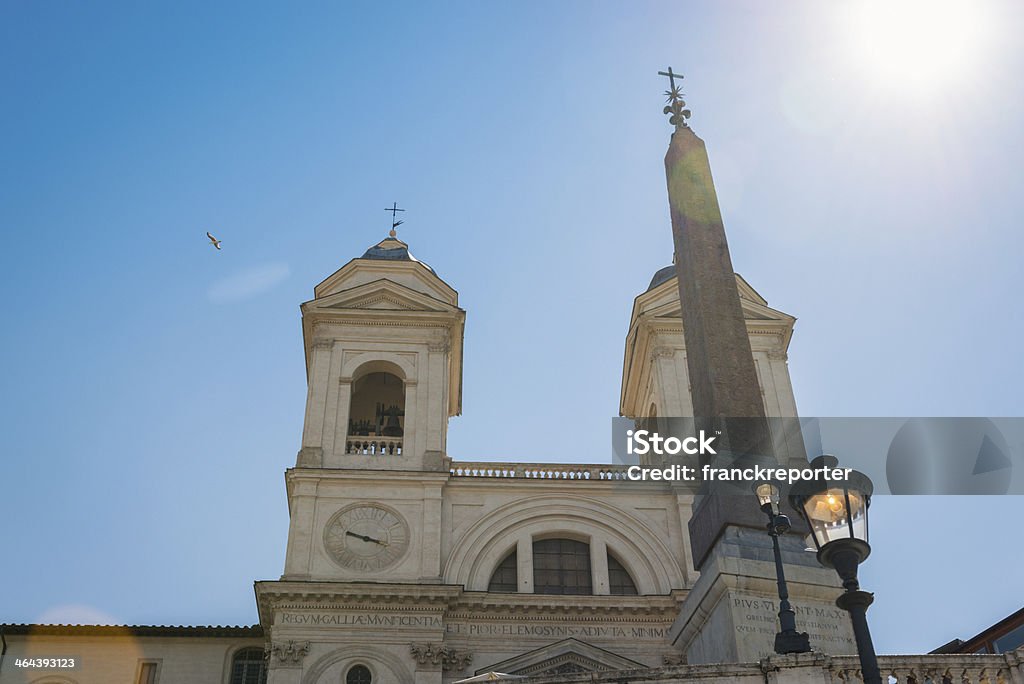 Trinidad de los montes iglesia en Roma - Foto de stock de Alto - Descripción física libre de derechos