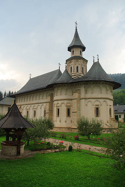 o mosteiro putna - voronet imagens e fotografias de stock