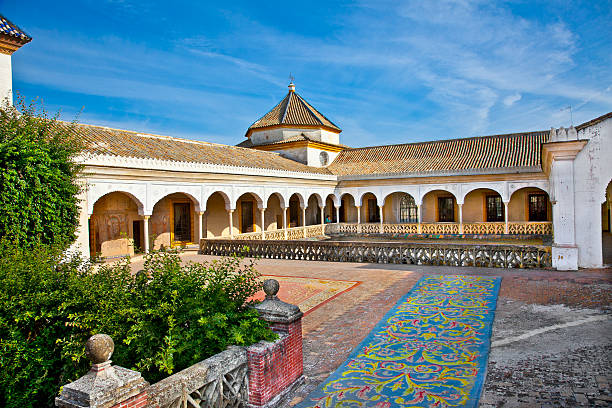 patio principal de la casa de pilatos, naranjas en españa. - heath ceramics fotografías e imágenes de stock