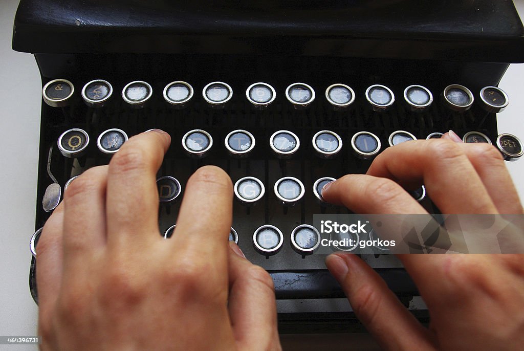 Detalle del teclado, máquina de escribir con dos manos - Foto de stock de Analfabetismo libre de derechos
