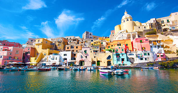 isola di procida, colorato nel mar mediterraneo costa, napoli, italia - capri foto e immagini stock