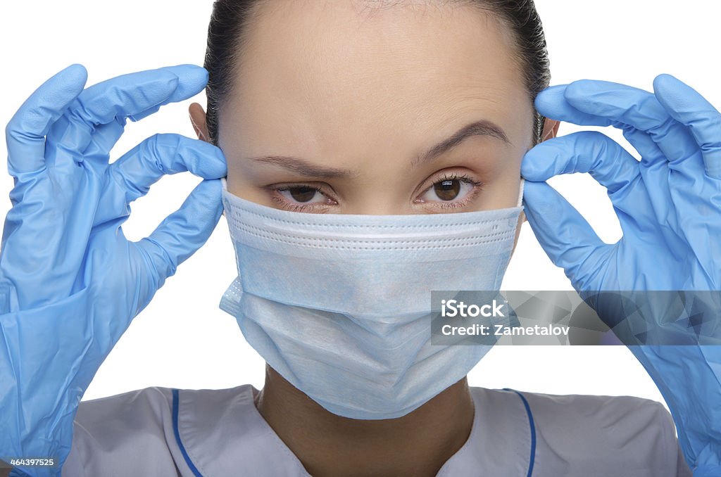 doctor joven usando guantes y una máscara - Foto de stock de Actividad libre de derechos