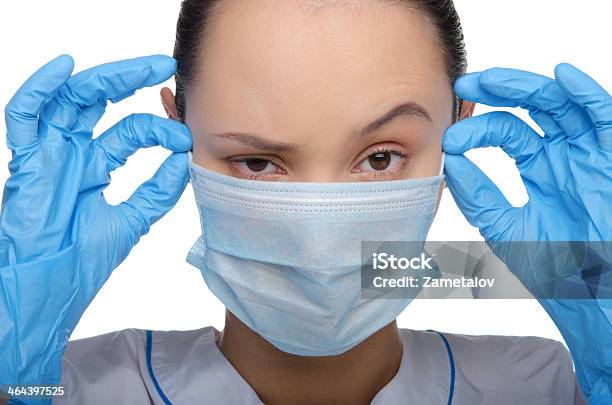 Doctor Joven Usando Guantes Y Una Máscara Foto de stock y más banco de imágenes de Actividad - Actividad, Adulto, Adulto joven