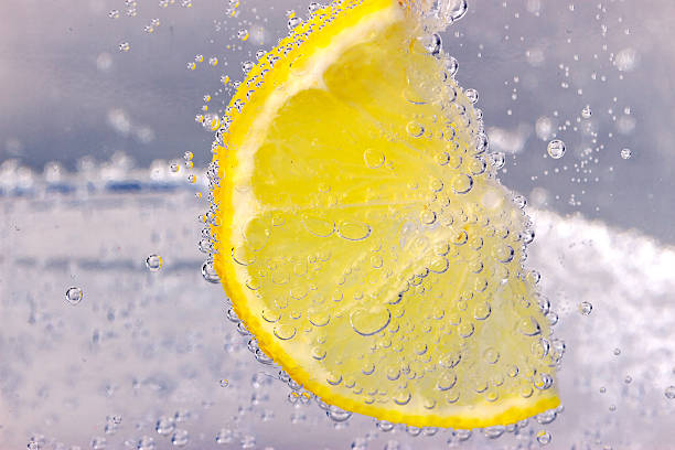 squeezer limone con limoni - bubble bubble wand soda water foto e immagini stock