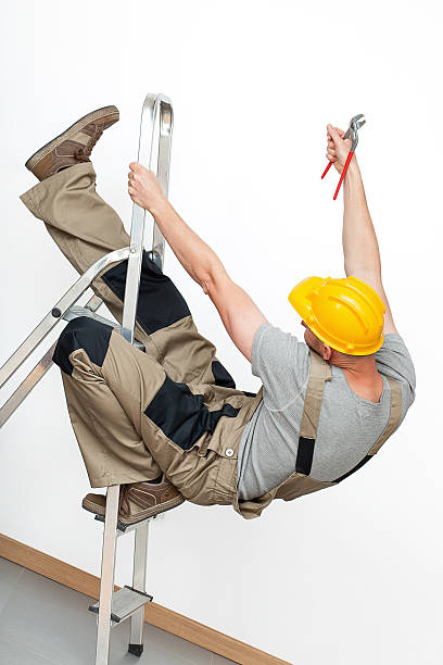 caída de escalera - falling ladder physical injury accident fotografías e imágenes de stock