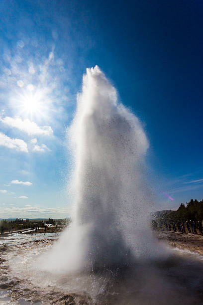 islanda, geysir in eruzione stokkur. - iceland hot spring geothermal power station geyser foto e immagini stock