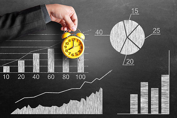 gráfico de negócios em chalkboard - stock market stock ticker board stock market data finance - fotografias e filmes do acervo