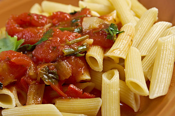 penne mit tomatensauce rigata - penne rigatoni pasta tomato pasta stock-fotos und bilder
