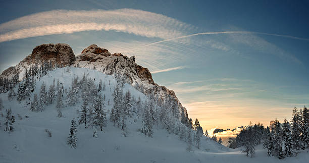 alpi, paesaggio innevato con tramonto e alberi - mountain valley european alps shade zdjęcia i obrazy z banku zdjęć