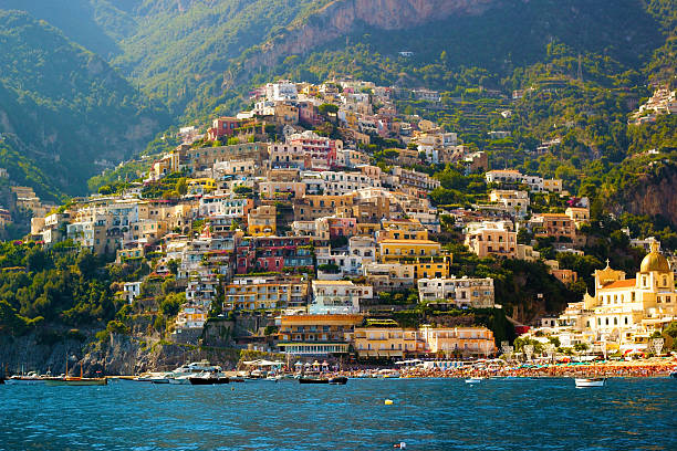 positano, famosas e bela cidade na costa amalfi. - sky sea town looking at view imagens e fotografias de stock