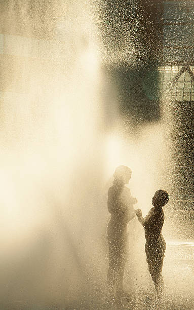 istock Two silhouettes in a fountain 464407130