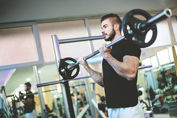 muskuläre conservative activist männer, die übungen mit hanteln im fitnessstudio - abdominal muscle muscular build barbell bicep stock-fotos und bilder