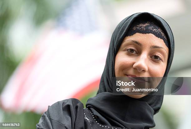 Giovane Donna Musulmana - Fotografie stock e altre immagini di Donne - Donne, Etnia del Medio Oriente, Solo una donna