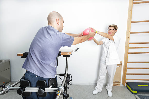 물리 치료사 - torso physical therapy patient relaxation exercise 뉴스 사진 이미지