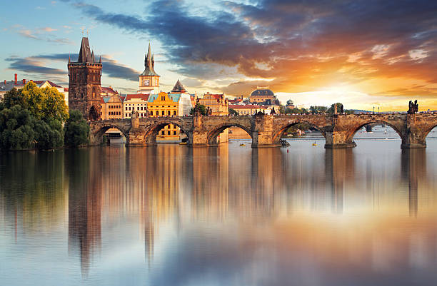 prag - karlsbrücke, tschechische republik - vltava river stock-fotos und bilder