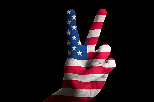 bandera nacional de estados unidos de dos dedos hacia arriba gesto de victoria - second amendment fotografías e imágenes de stock