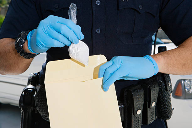 officier de police de drogue dans une enveloppe insertion de l'étui - partie médiane photos et images de collection
