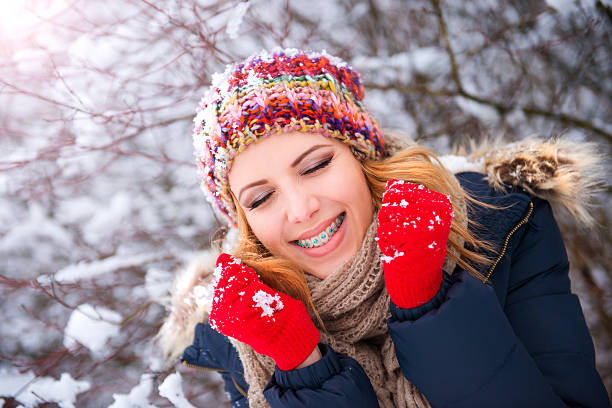 frau im schnee - beauty in nature women beautiful human teeth stock-fotos und bilder