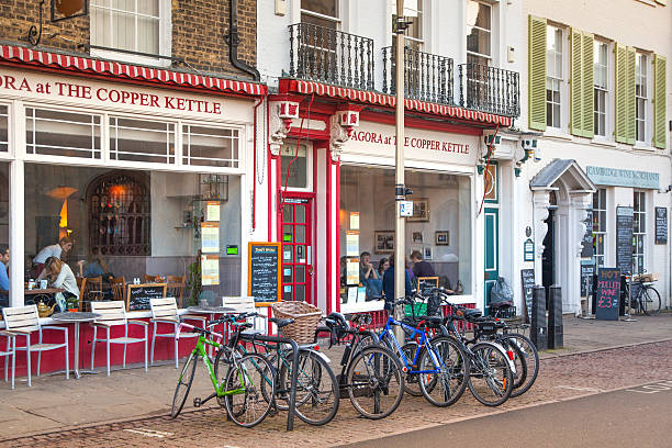 king's paso la calle principal. cafés y casa de té, cambridge - university courtyard uk cambridge fotografías e imágenes de stock