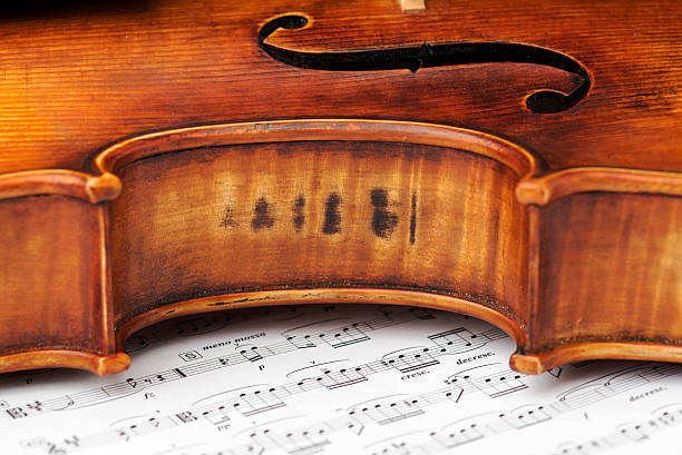 gros plan de alto sur feuille de papier de musique de fond - violin cello music letter f photos et images de collection
