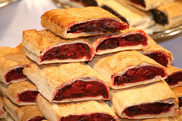 strudel di riempimento in casa con panna acida ciliegia - stroodle foto e immagini stock