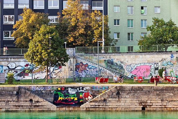 as pessoas têm uma pausa no cais do canal danúbio de viena - danube river fotos - fotografias e filmes do acervo