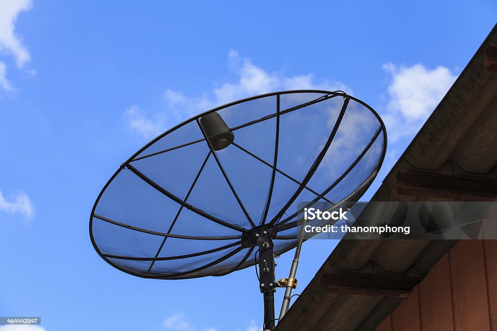 Antena satelitarna rano niebo - Zbiór zdjęć royalty-free (Antena satelitarna)