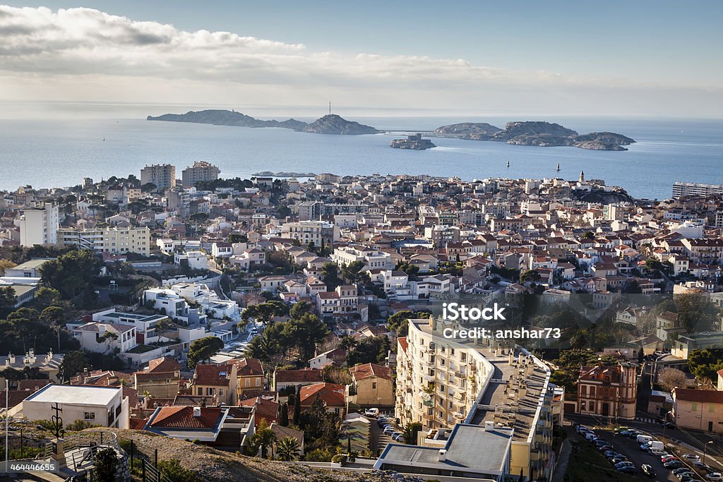 Widok z lotu ptaka miasta Marseille i wyspy w tle, Francja - Zbiór zdjęć royalty-free (Architektura)