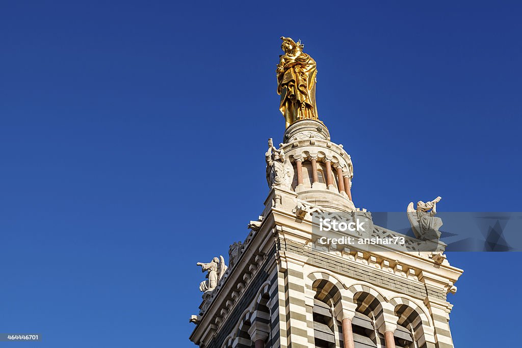 Estátua dourada de Madonna segurando o pouco de Jesus - Foto de stock de Amarelo royalty-free