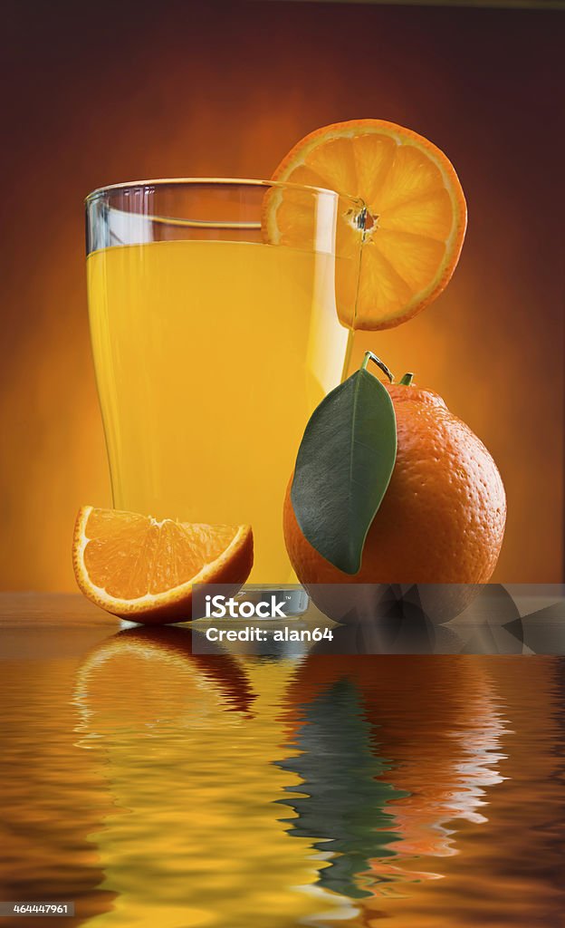 Апельсиновый сок в стакане в таблице - Стоковые фото Апельсин роялти-фри