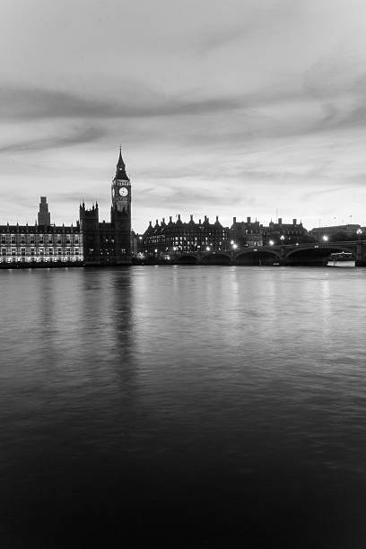 런던 시계탑 런던 in black and white - london england victorian style big ben dark 뉴스 사진 이미지
