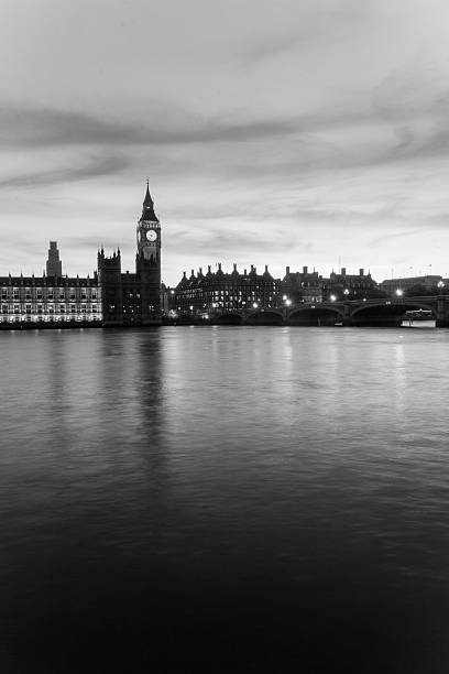 a torre do relógio big ben em londres, em preto e branco - london england victorian style big ben dark - fotografias e filmes do acervo